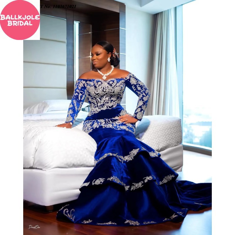 Maßgeschneidertes königsblaues Meerjungfrau-Abschlussballkleid mit langen Ärmeln aus Samt, abgestuftes Aso Ebi-formales Kleid, afrikanisches traditionelles Hochzeitskleid