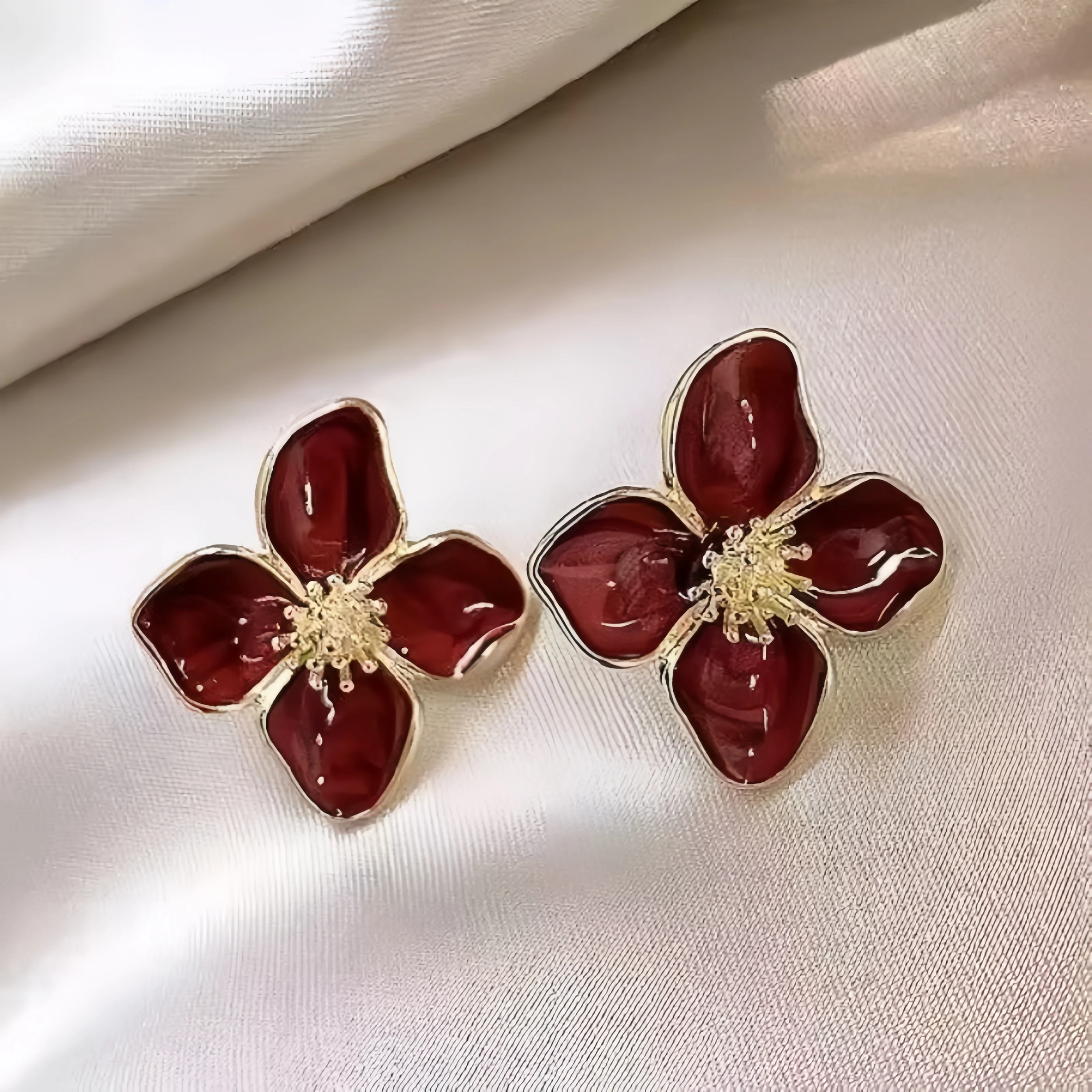 La nueva colección Primavera/Verano 2025 de pendientes de mujer con estampado floral exquisitos y modernos es el regalo perfecto para cortar