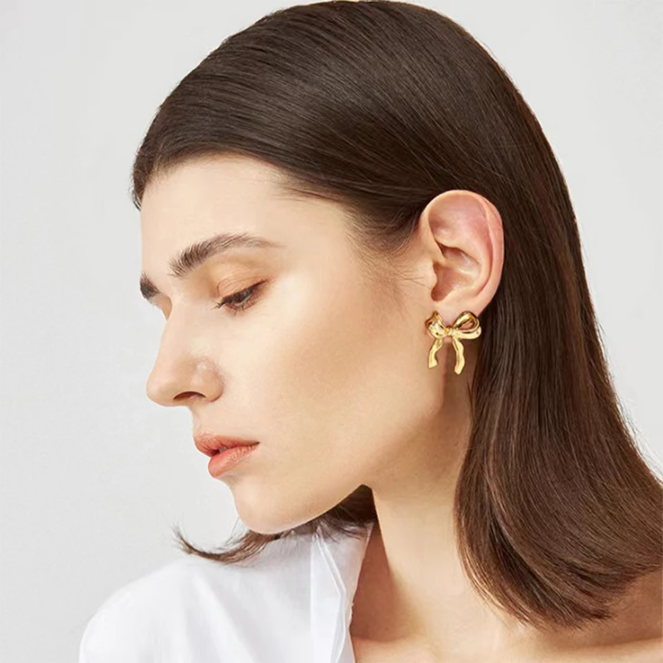 ZAKOL Orecchini con nodo a fiocco in nastro metallico color oro dolce per donne e ragazze Accessori per orecchie Y2K con fiocco irregolare