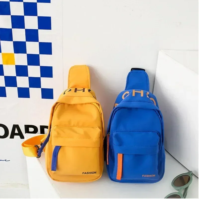 Coole Kindertaschen für Jungen. Kontrastfarbene Brusttasche für kleine Jungen zum Ausgehen. Canvas-Umhängetasche für Münzen