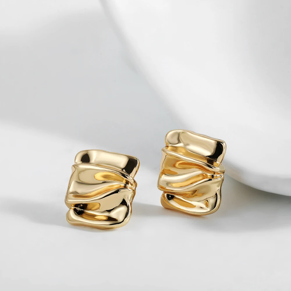 Orecchini a bottone piccoli lucidi quadrati placcati in oro punk per regali di gioielli per l'orecchio penetranti alla moda in metallo pieghettato geometrico delle ragazze delle donne