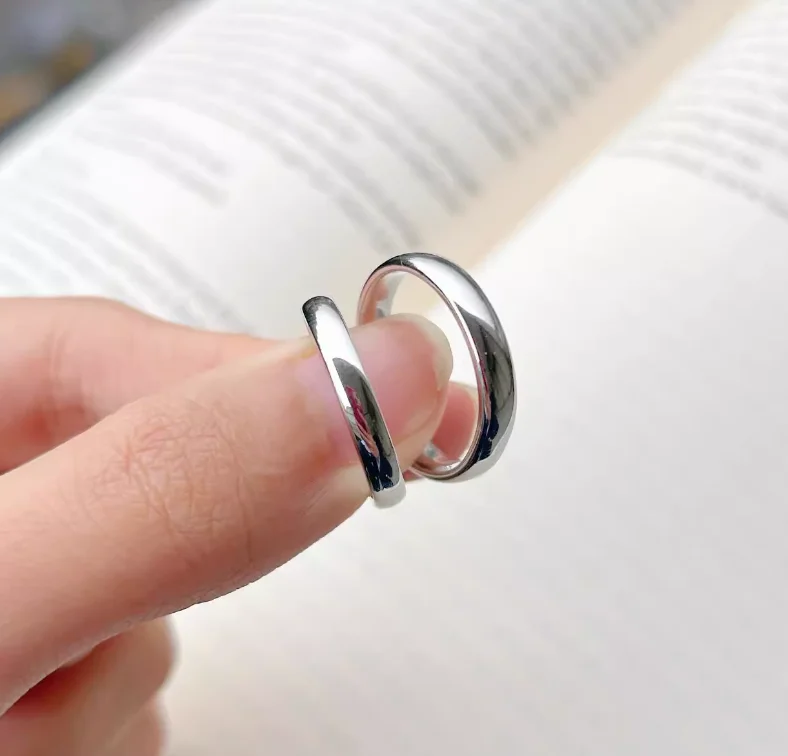 Anillo brillante simple para parejas femeninas.