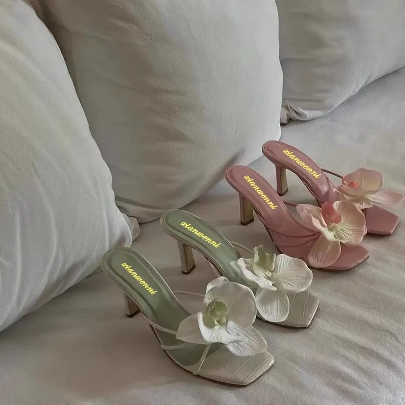 Sepatu desain merek wanita musim panas baru bunga elegan mewah sandal wanita kasual modis pakaian luar sandal hak tinggi wanita