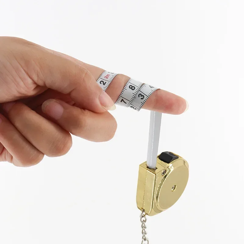 Mini metro a nastro portatile retrattile da 2 m in acciaio dolce con design portachiavi piccolo strumento di misurazione domestico per artigianato e cucito fai-da-te