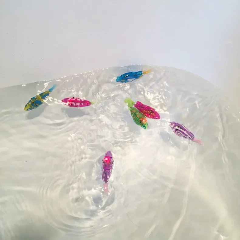 1pc 電子魚ペットフラッシュ照明ミニ海の動物電気水泳魚のおもちゃ子供のギフトのためのバッテリー駆動の魚