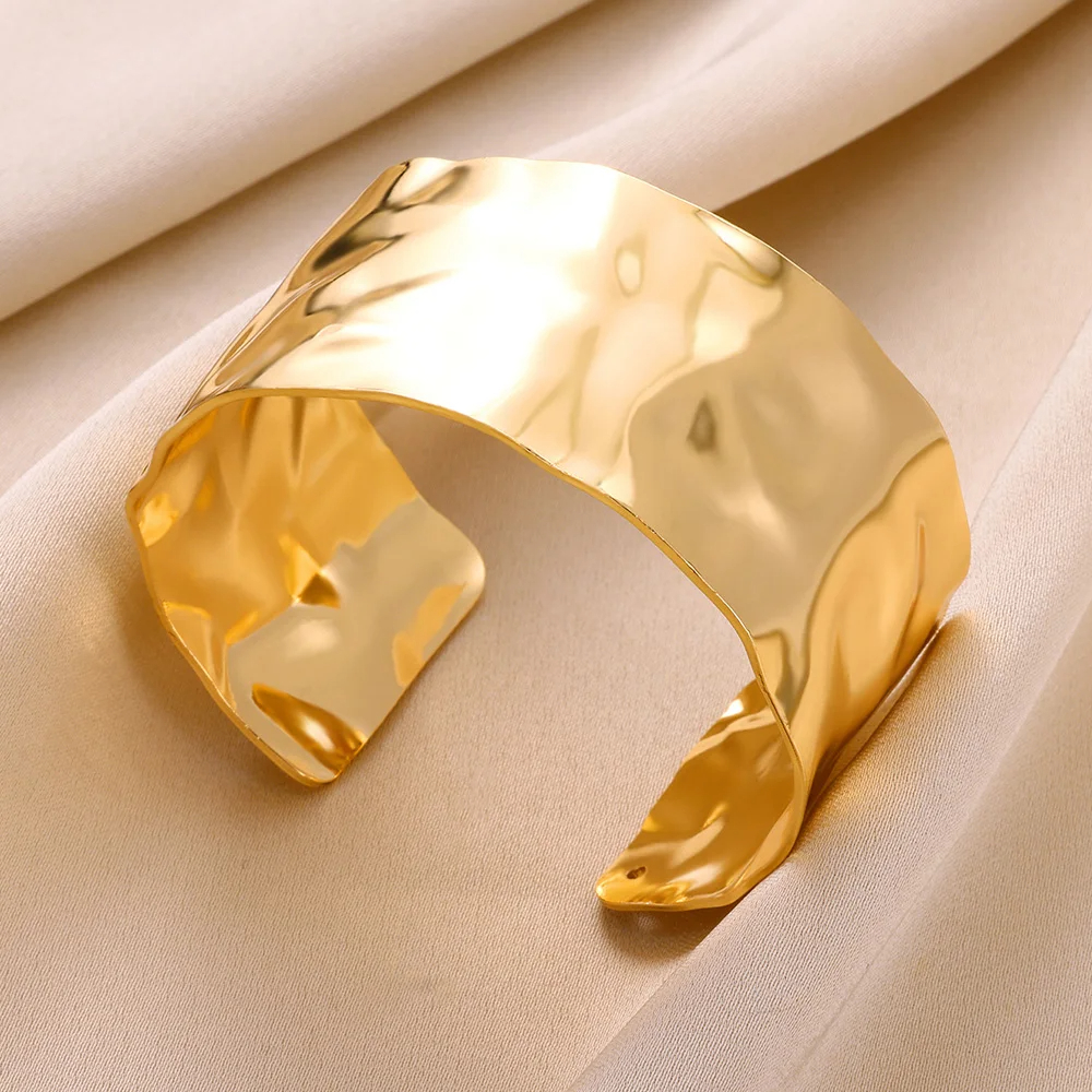 Squisito classico modello di colpo che apre il braccialetto dei braccialetti per le donne Bracciale con polsino Regalo di ornamento a mano in acciaio inossidabile color oro