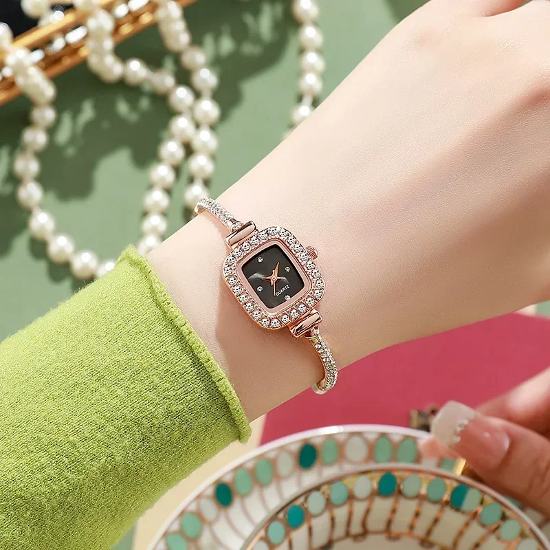 Relojes de pulsera de cuarzo cuadrados a la moda con nuevo temperamento, reloj de lujo ligero para mujer, reloj de cuarzo con ajuste libre para mujer 2024