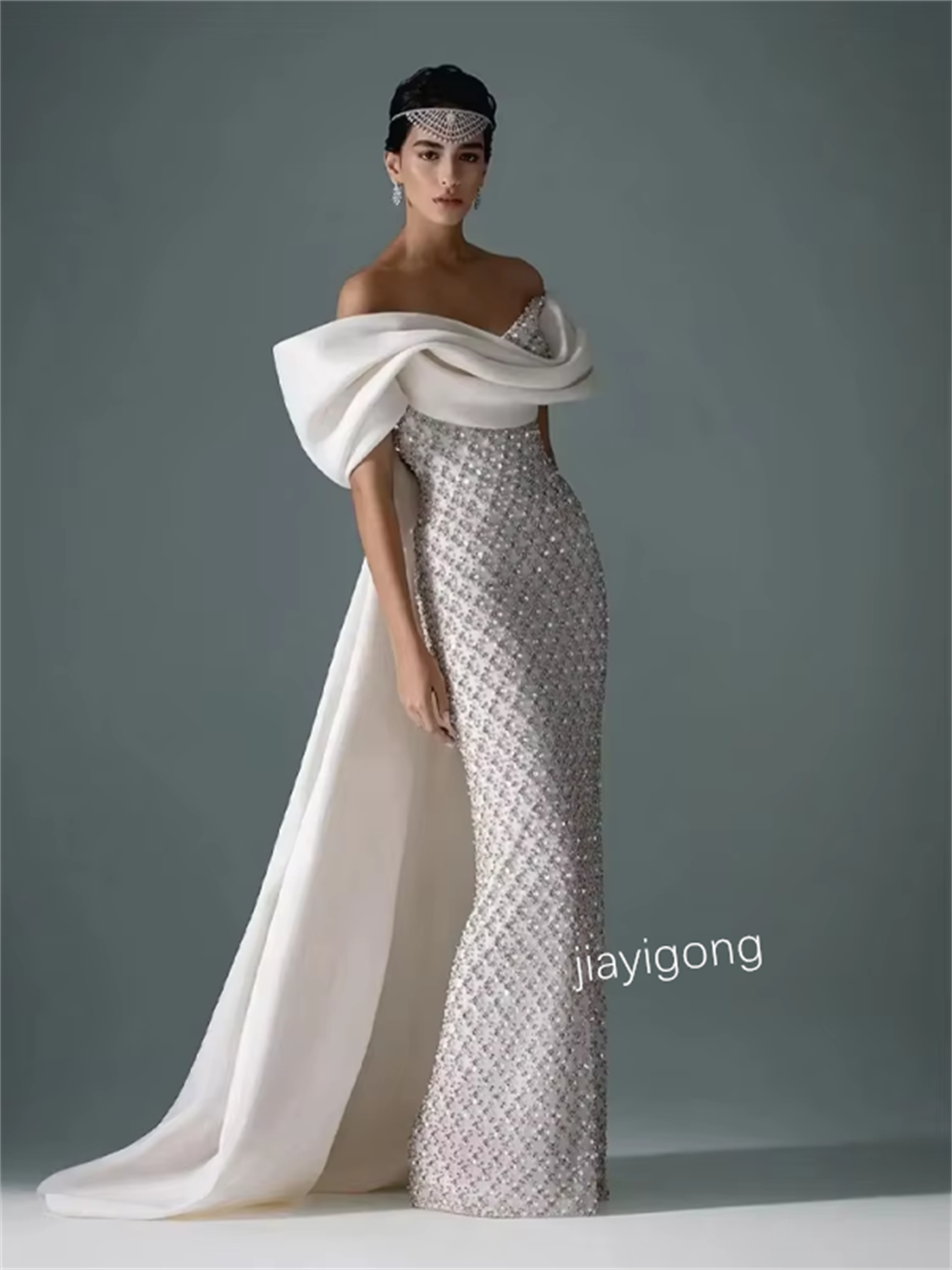 Maßgeschneiderte glitzernde, plissierte, gerade, schulterfreie, lange Kleider mit Pailletten, maßgeschneiderter Anlass, exquisiter chinesischer Stil