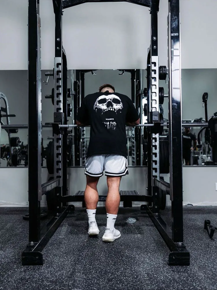 新しいジムフィットネス Tシャツルーズ特大綿男性半袖ボディービルスポーツ Tシャツ夏のトレーニングワークアウトジョギングトップス