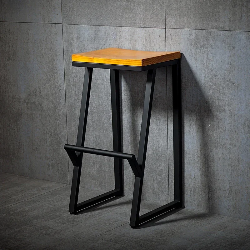 Silla minimalista de barra de hierro con base alta, asientos de madera maciza, asientos de mostrador, muebles de restaurante con soporte de carga estable, taburetes de cocina