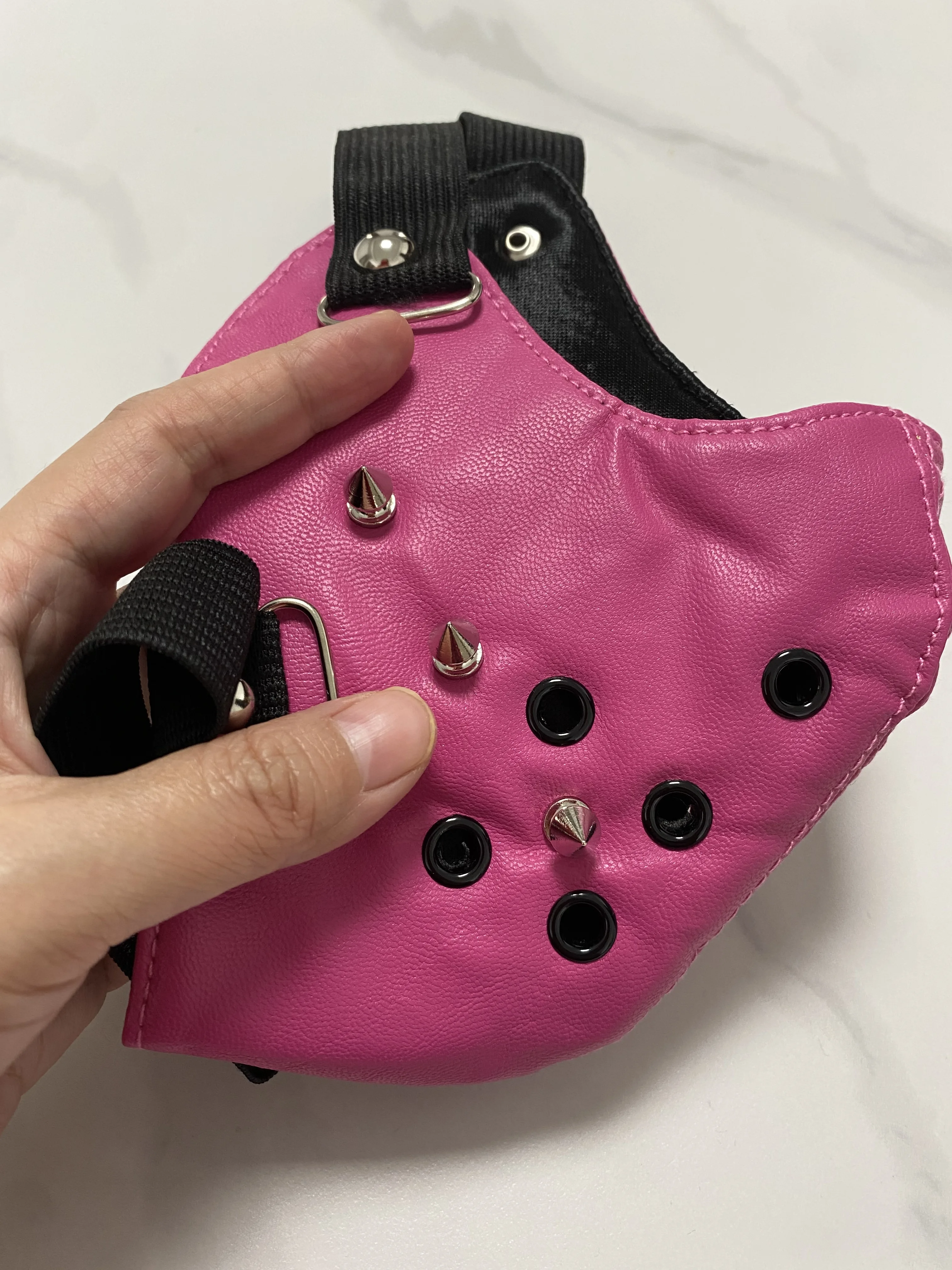 ผู้ชายผู้หญิงสีชมพู PU หนัง Rivet Rock Mask Lady's Breathable Party คอสเพลย์ฮาโลวีนปาก-muffle R1546
