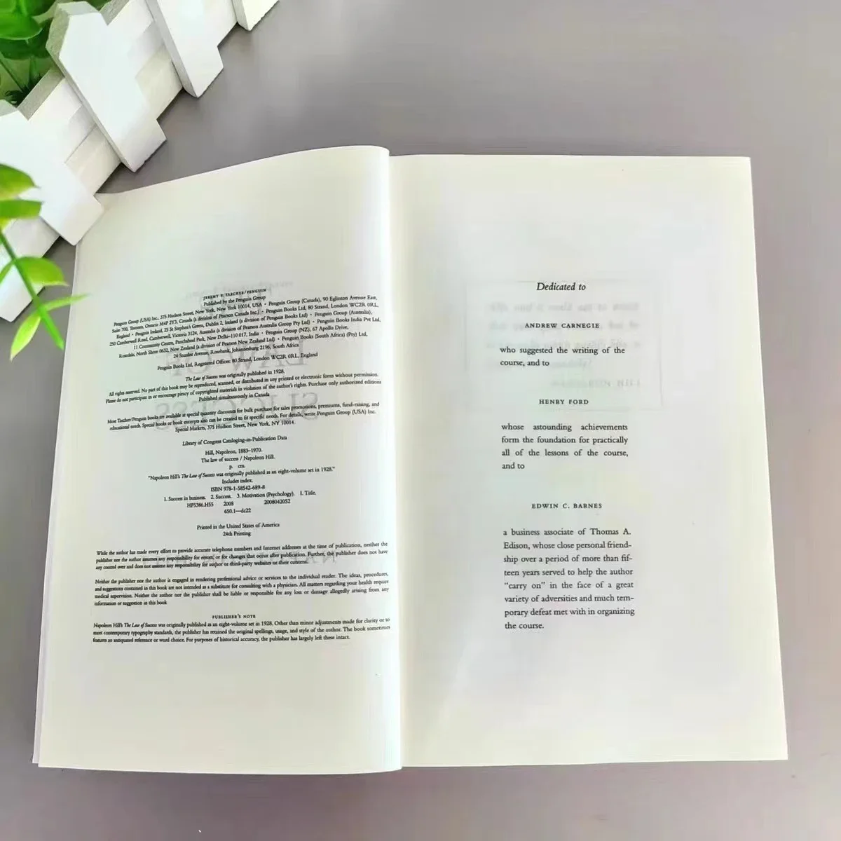หนังสือ 2 เล่มที่ตั้งโดย Napoleon Hill Think And Grow Rich และกฎแห่งความสําเร็จในการอ่านหนังสือสําหรับผู้ใหญ่