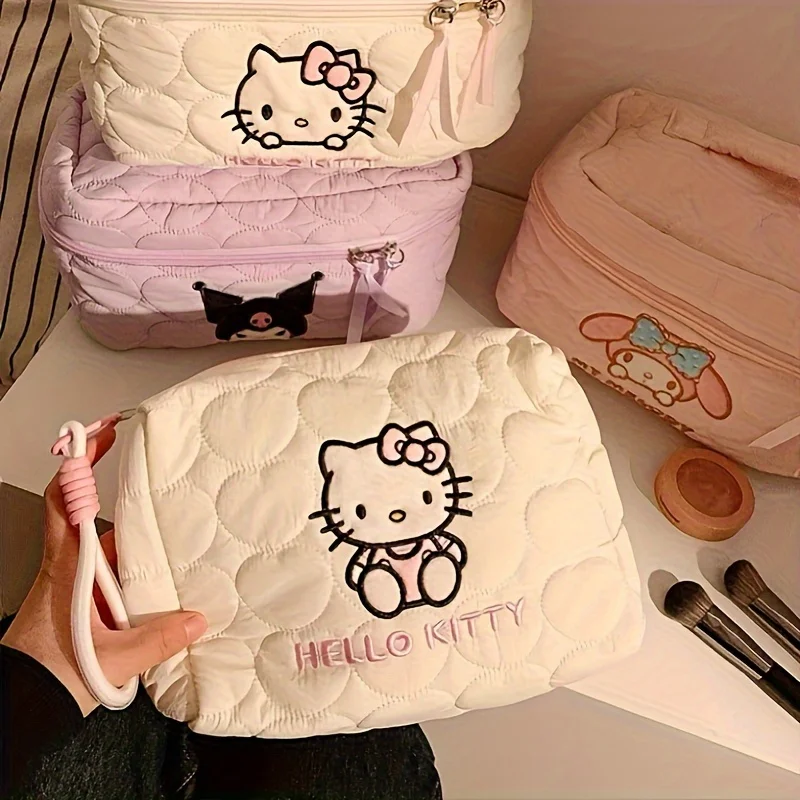 MINISO Hello Kitty กระเป๋าถือความจุขนาดใหญ่ผู้หญิงกระเป๋าแต่งหน้าการ์ตูน Soft Down กระเป๋าเดินทางสําหรับผู้หญิง