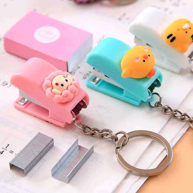 น่ารัก Mini สัตว์ Stapler แบบพกพา Book Binding Machines พวงกุญแจโรงเรียนอุปกรณ์สํานักงานเครื่องเขียนของขวัญ