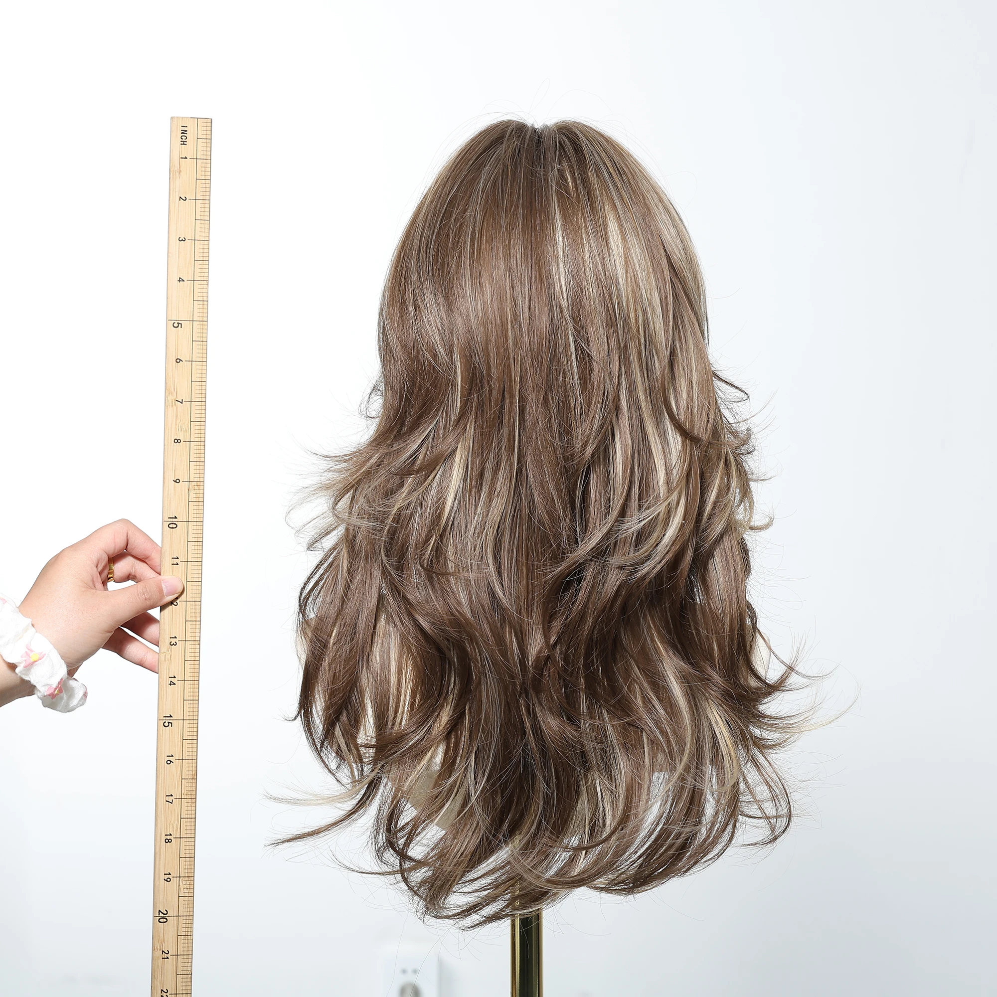 LOUIS FERRE สีน้ําตาลสีบลอนด์ไฮไลท์วิกผมสังเคราะห์ด้านข้าง Bangs ยาว Wavy Layered ผมวิกผมสําหรับผู้หญิงทุกวันคอสเพลย์วิกผม