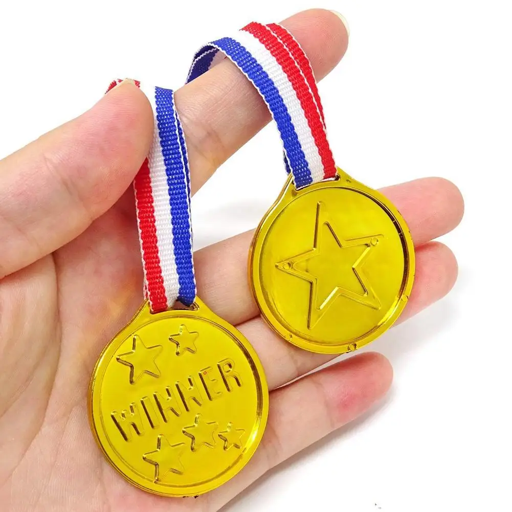 10pcs เหรียญรางวัลคอริบบิ้นพลาสติกผู้ชนะเหรียญฟุตบอลเด็กกีฬาการแข่งขันของที่ระลึกของขวัญของเล่นเด็ก