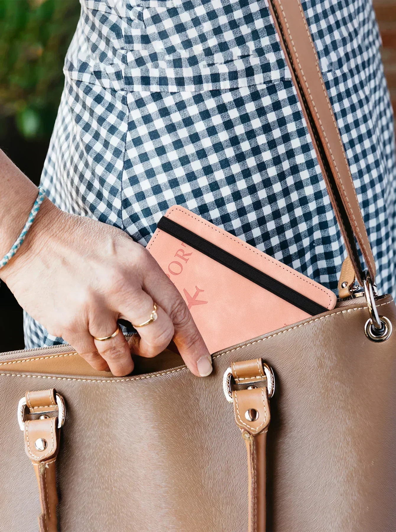 Capa de cartão de couro com bloqueio RFID, porta-passaporte, carteira, acessórios de viagem para mulheres e homens