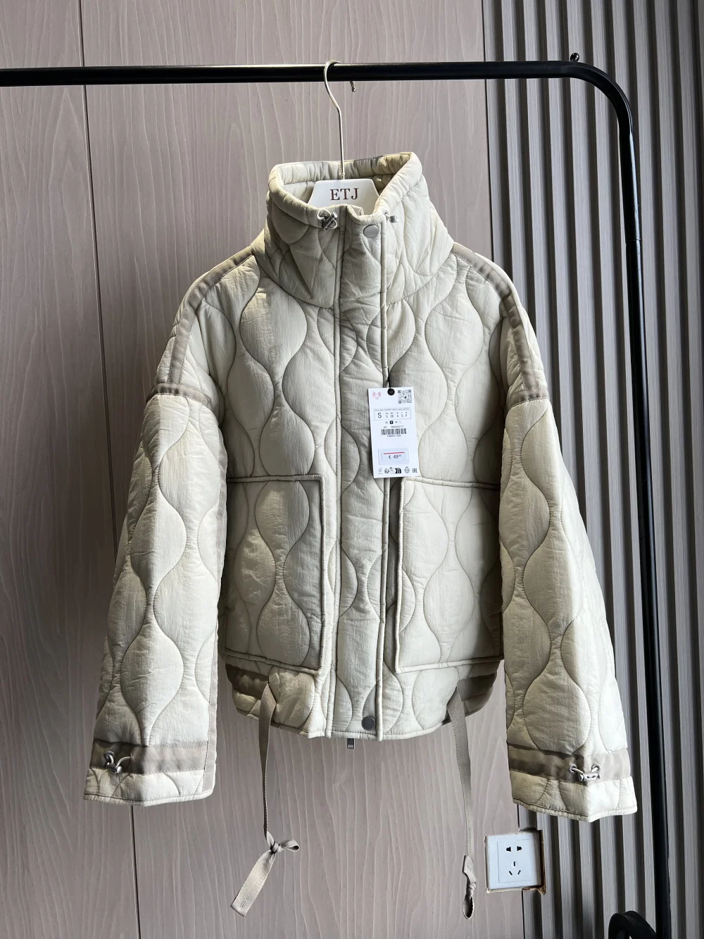 Casaco acolchoado para mulheres ETJ 2025 JACKET QUILTED COM TIES novo bege cordão gola alta bolso clipe jaqueta de algodão para mulheres