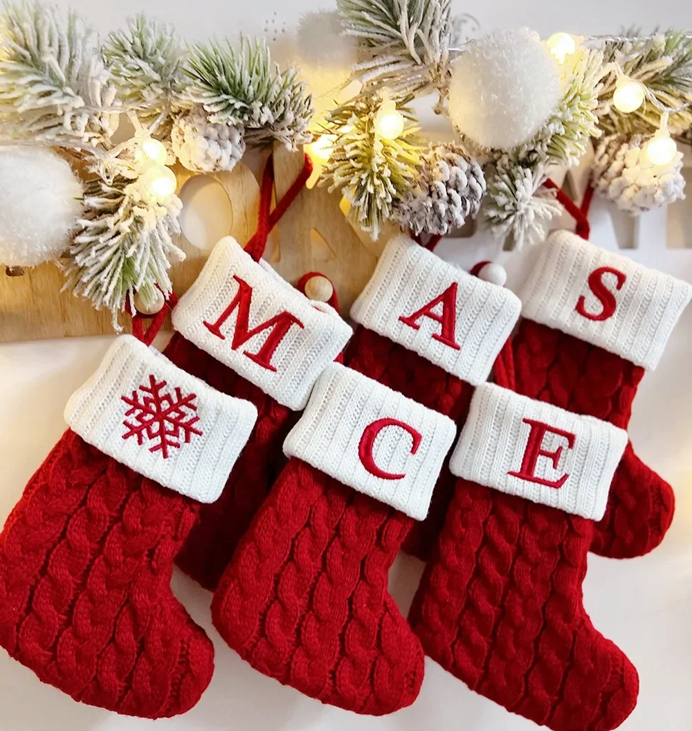 Medias navideñas con letras, nuevos adornos colgantes de árbol de Navidad tejidos para el hogar, regalo de Navidad, calcetines navideños con alfabeto de copo de nieve