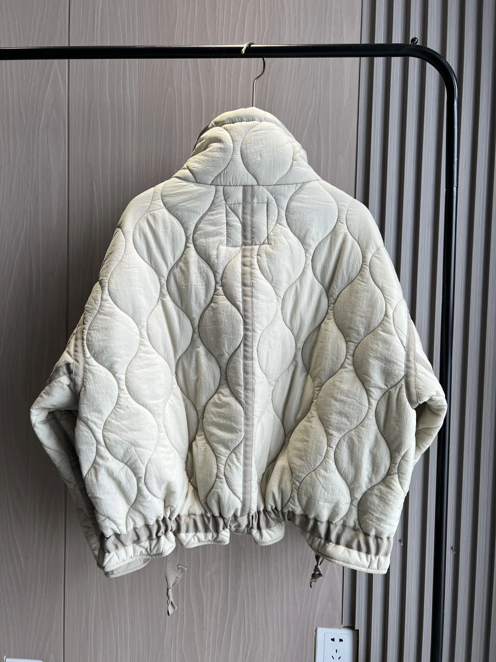 Casaco acolchoado para mulheres ETJ 2025 JACKET QUILTED COM TIES novo bege cordão gola alta bolso clipe jaqueta de algodão para mulheres