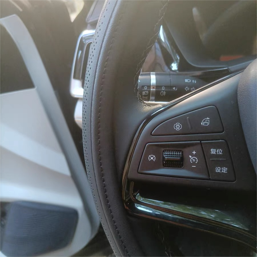 Wytłoczony pokrowiec na kierownicę samochodu ze skóry PU, antypoślizgowy, oddychający, uniwersalny 15 cali (ok. 38cm)