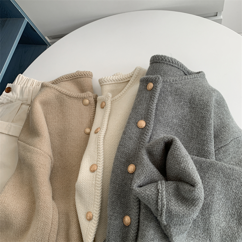 豪華なニットオープンカーディガン女性のファッション春 2024 シンプルなマッチゴールデンバックル香りのスタイル厚く暖かい長袖