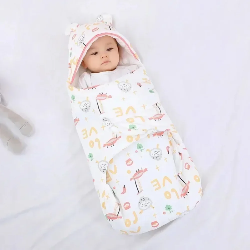 Los recién nacidos en la sala de entrega están envueltos en ropa para pañales y sacos de dormir hechos de puro algodón para primavera, otoño e invierno.