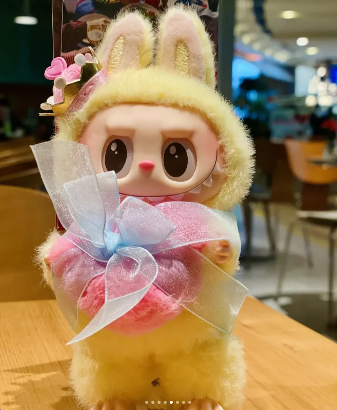 100% オリジナル Labubu V3 モンスターズレッツチェックメイトシリーズビニールフェイス人形女王キーホルダーペンダント Labubu フィギュアコレクションギフト