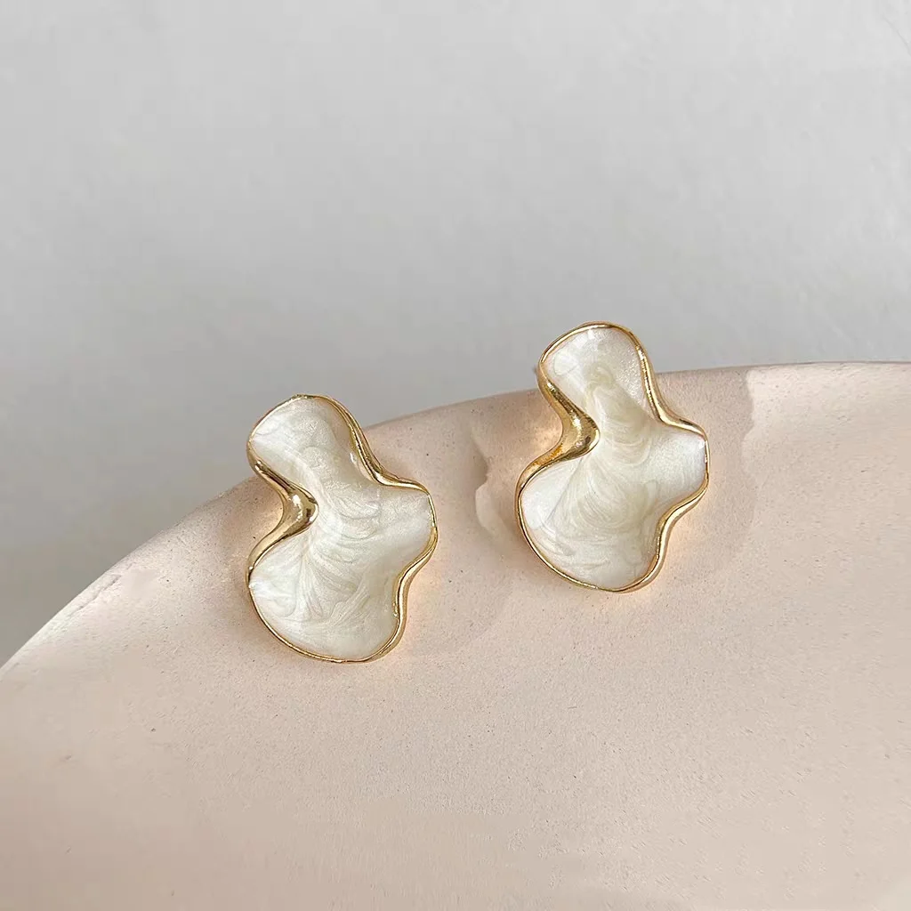 Orecchino a bottone irregolare con nuvola di colore bianco alieno astratto per le donne Gioielli per l'orecchio con temperamento Semplice regalo di Natale di San Valentino