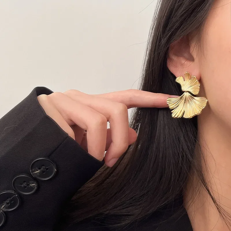 Orecchini semplici in foglia di ginkgo con pianta grande in metallo color argento per le donne Orecchini con perno di dichiarazione di moda Regalo di gioielli Pendiente