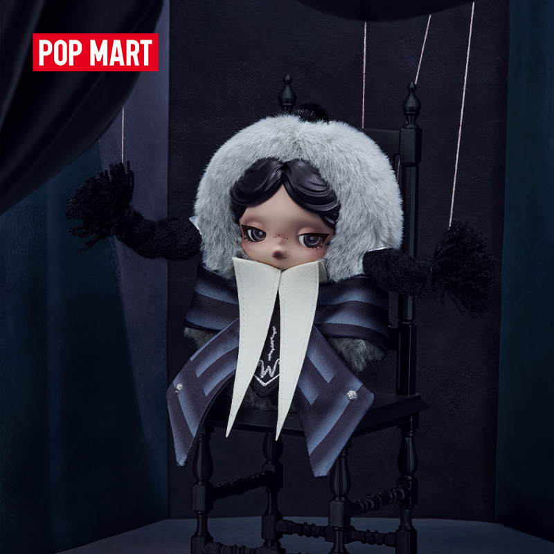 【EU】POP MART SKULLPANDA × Wednesday Plush (Nevermore Academy Uniform Version)Limitiert auf 2 Stück pro Bestellung