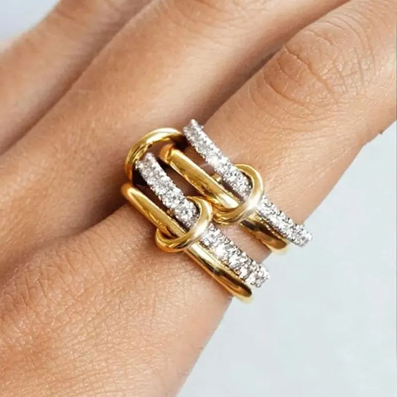 Un nicho de anillo de joyería de cobre de cuatro anillos de dos colores, hipoalergénico, estilo Ins, artefacto apilable, adecuado para joyería de mujeres jóvenes