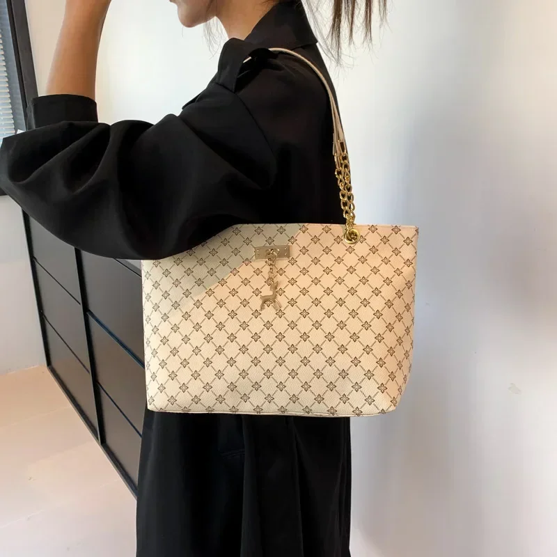 1 borsa da donna tote in pelle PU con texture borsa alla moda di grande capacità con borsa a tracolla con accessori pendenti