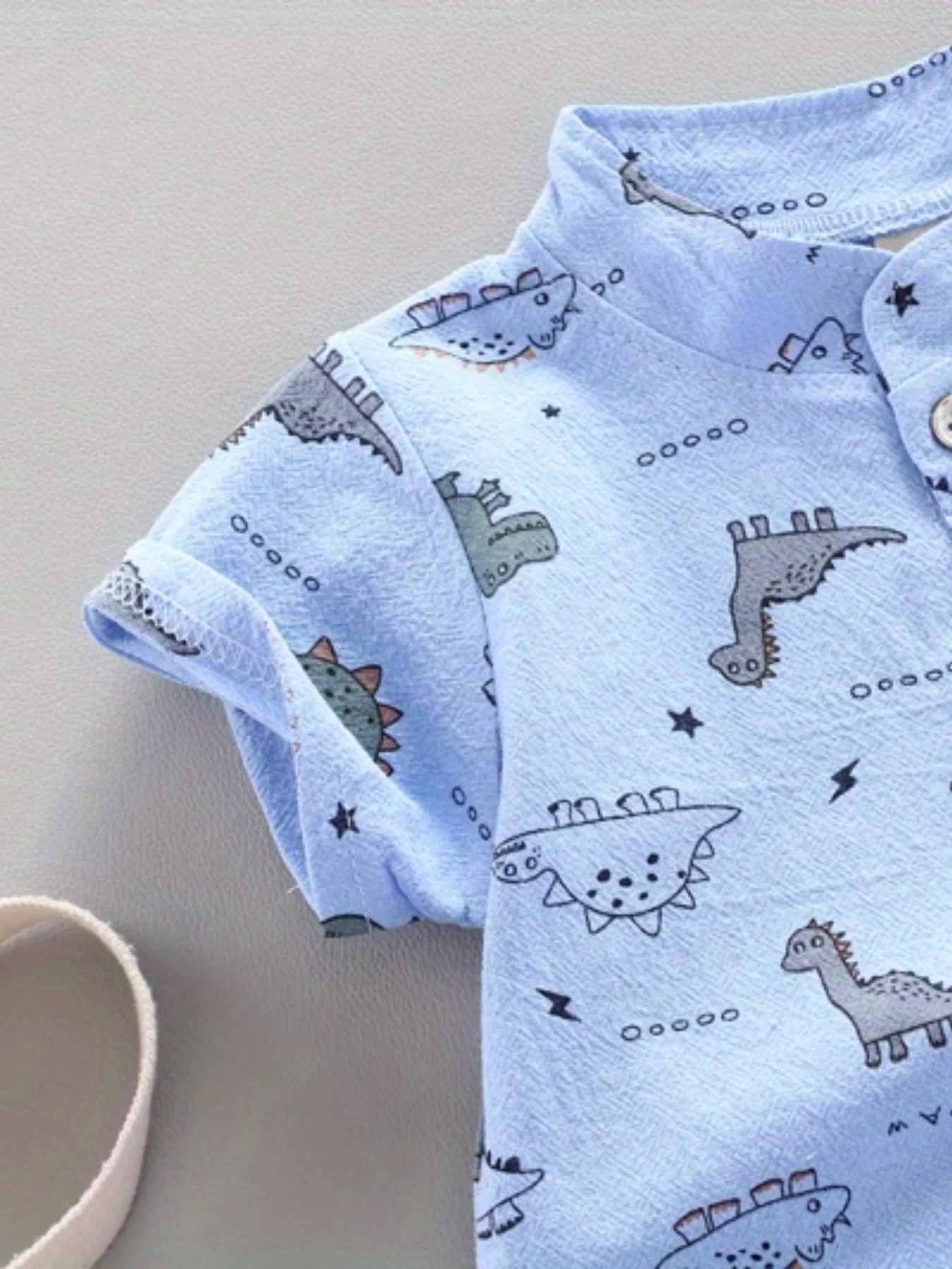 Set di pantaloncini a maniche corte con motivo piccolo dinosauro estivo per neonati e bambini, camicia con colletto in piedi per esterni, alla moda