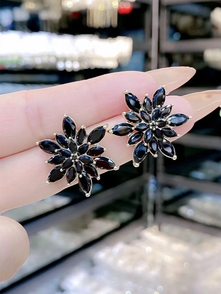 Brincos de Zircão Flor de Gelo E Projetados por IA BEAR Luxuosos matas e Es para o Verão 2025.