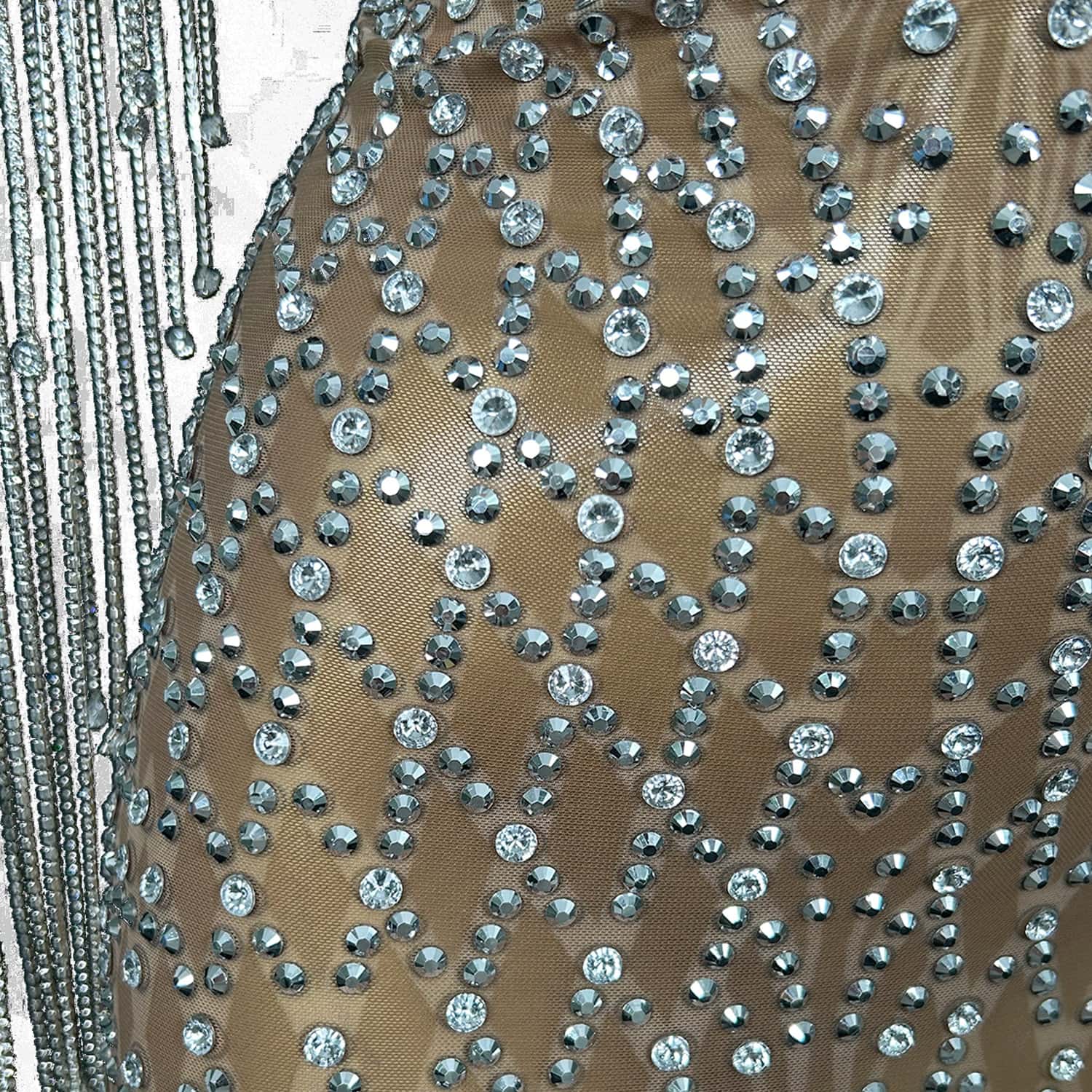 Женское блестящее длинное платье с кристаллами и кисточками