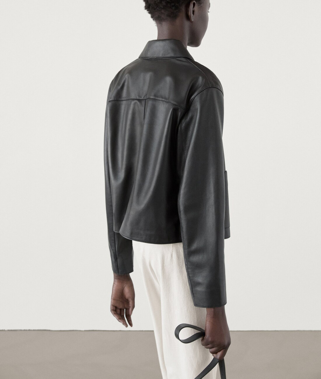 エレガントなブラック PU レザージャケットショートアウターレディーススタイル春新着ファッショナブルな通勤に適した長袖コート