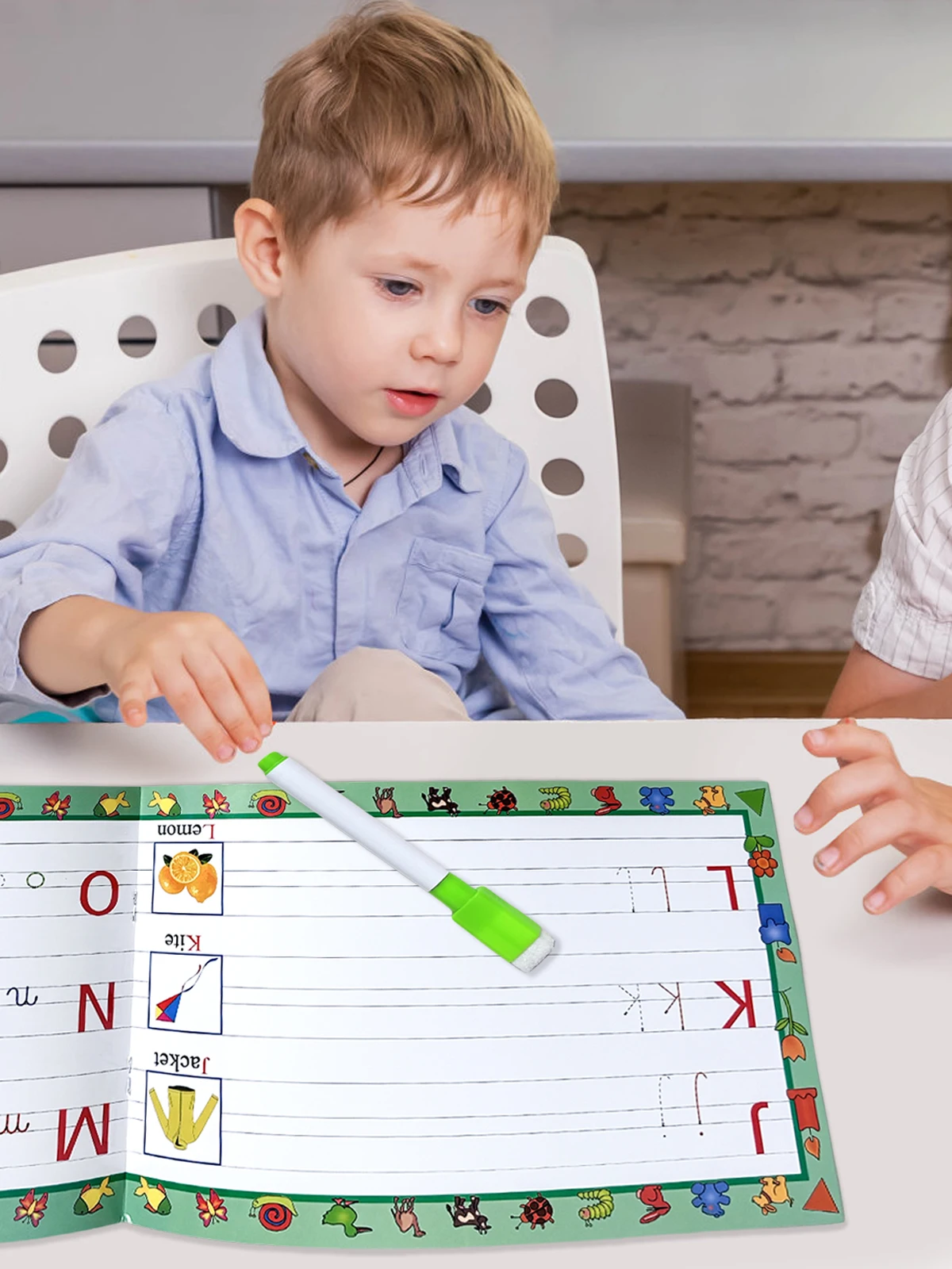 英語アルファベット練習帳 子供用 3～7歳 26文字 コピー&学習 啓発 再利用可能 消去可能ペン ギフト