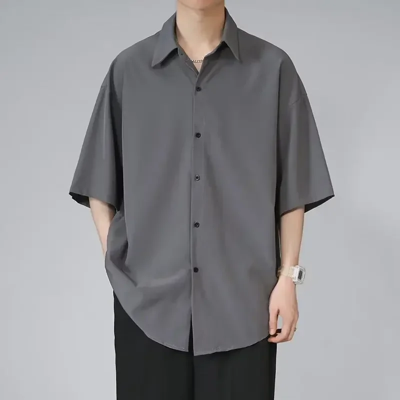 Camicia a maniche corte in seta di ghiaccio da uomo Camicia nera alla moda stile coreano vestibilità ampia casual per maniche sottili estive casual