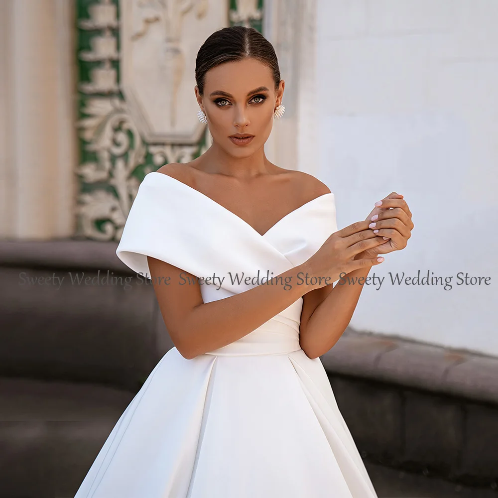 Jiayigong Splendido abito da ballo Abiti da sposa Personalizzati con spalle scoperte Scollo a V Semplice abito da sposa con corsetto in raso con strascico