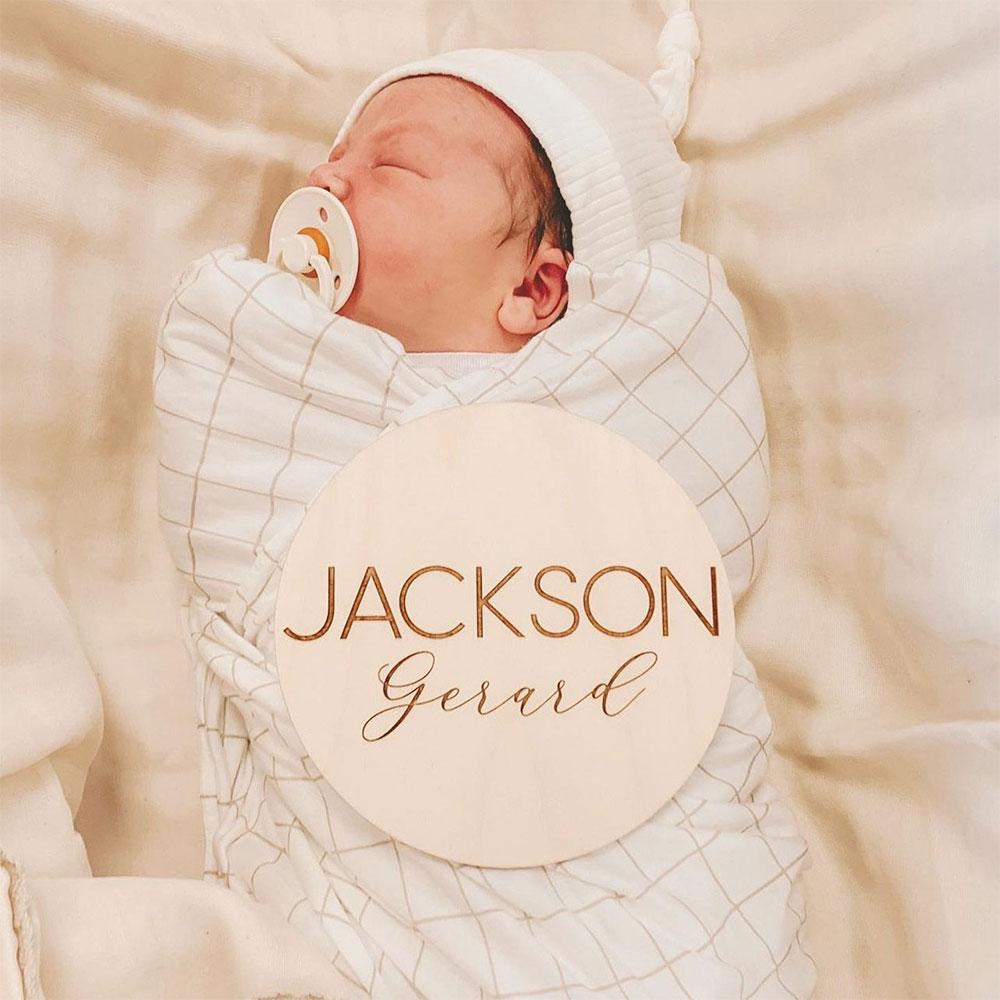 Quadro de avisos de madeira para nome de bebê, quadro de nome gravado de madeira para recém-nascidos, adereços para fotos, presente de chá de bebê