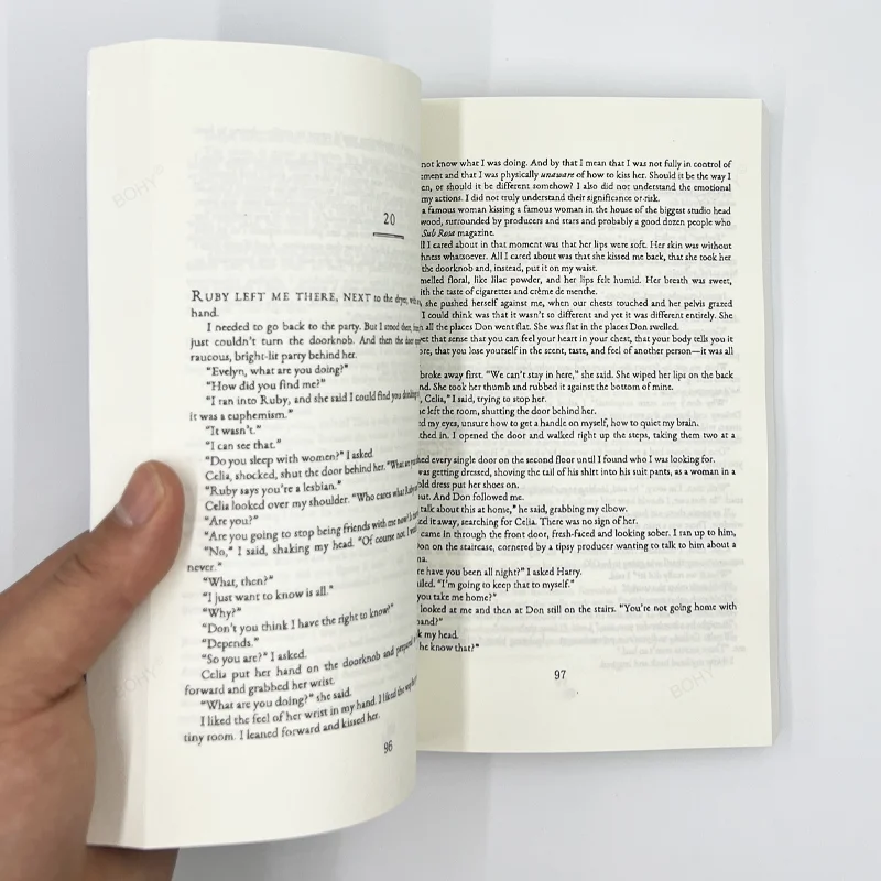 Livro em inglês dos sete maridos de Evelyn Hugo Story