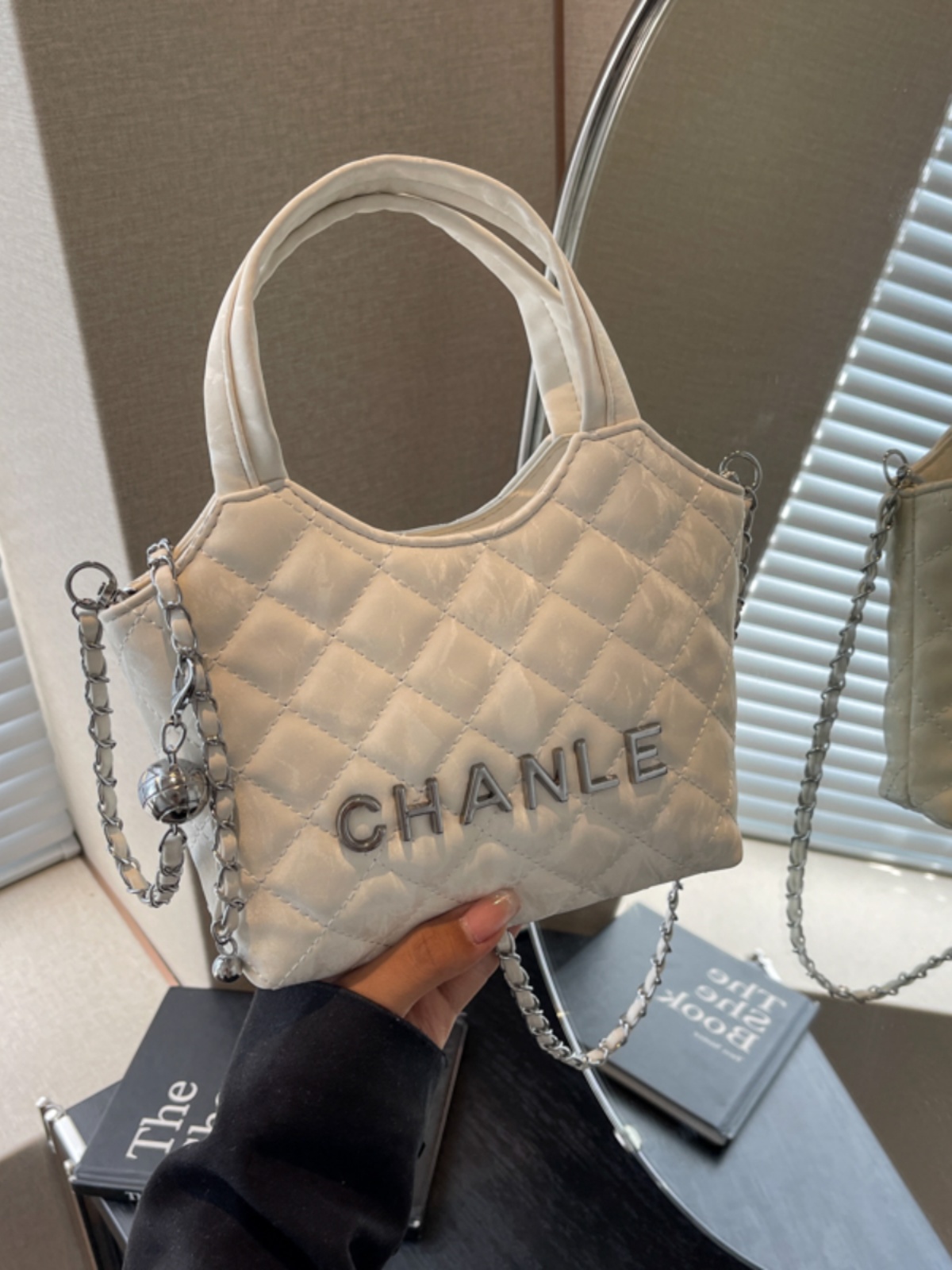 Fashionable Ladies' Summer Chain Handbag Single Shoulder Crossbody Bag Slish Velvet Purse Soft Zipper Closure Casual Use