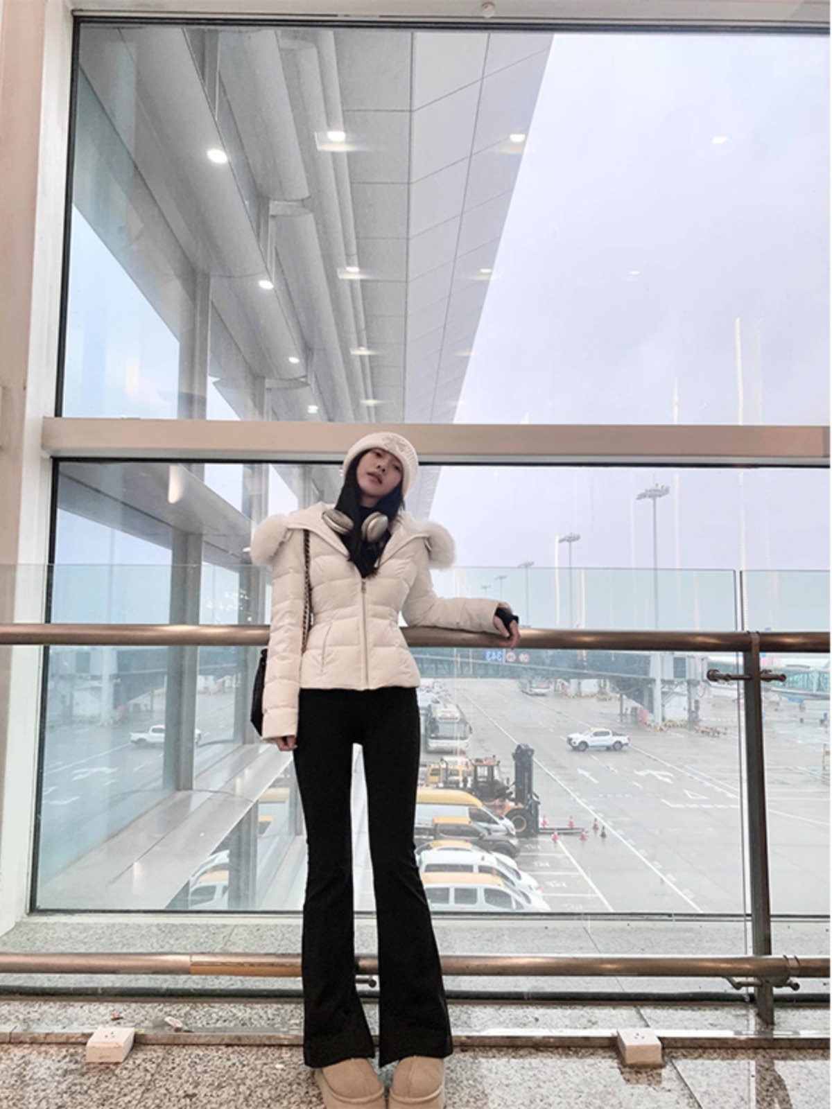 White Large Fur Collar down Jacket Women's 2024 Winter New Design Ultra Slim Lightweight Hooded White Duck down Outerwear