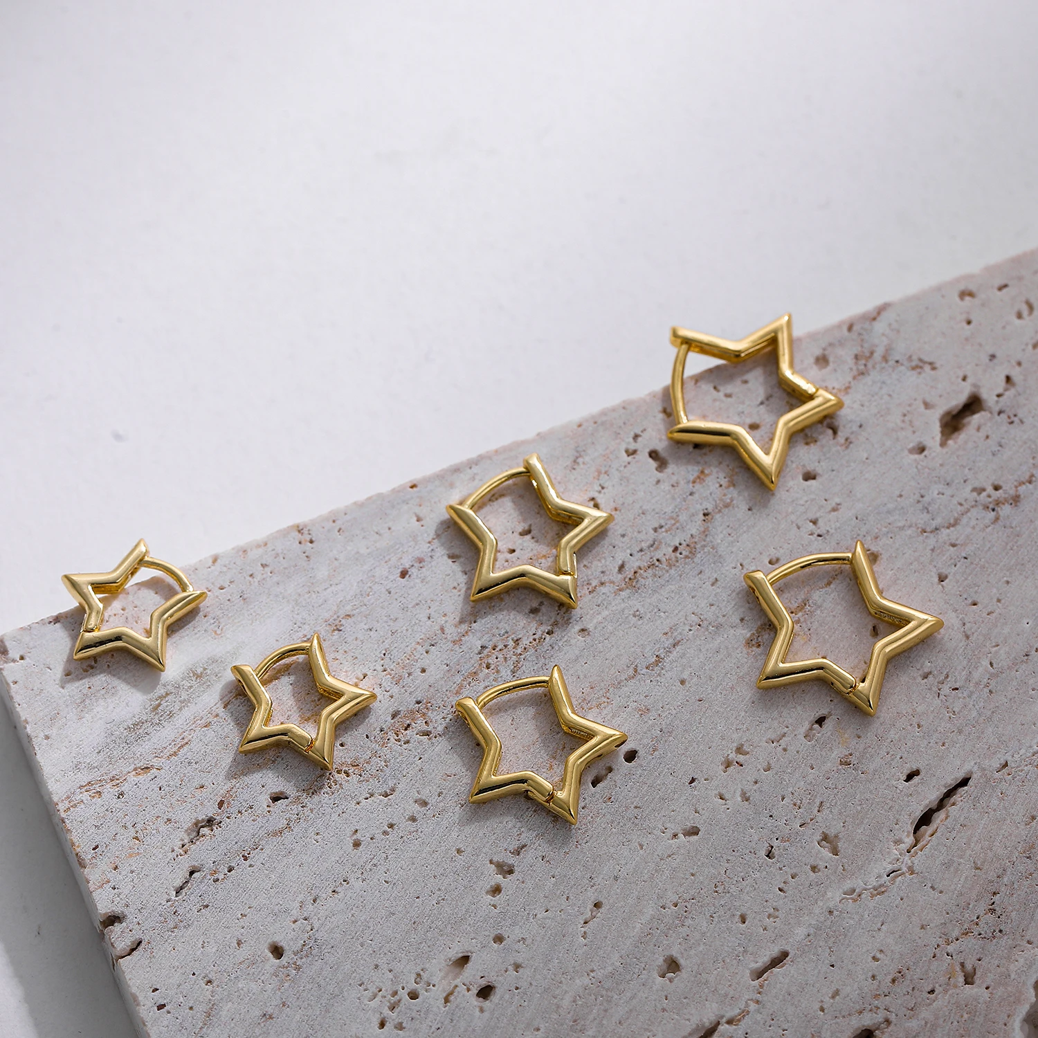 Brincos de argola minimalistas em formato de estrela pequena, para mulheres, meninas, geométrico, cor dourada, oco, huggies, fivela de orelha, piercing, joia, presente