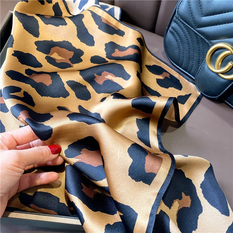 70 cm Luipaardprint Zijden Sjaal voor Vrouwen Imitatie Zijden Sjaals Modieuze en Veelzijdige Hoofddeksels Kleding Vierkante Sjaal