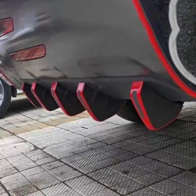 4 個ユニバーサルカーボンファイバー車修正されたリアバンパーディフューザースポイラー黒赤 ABS リアバンパーリップディフューザー衝突防止