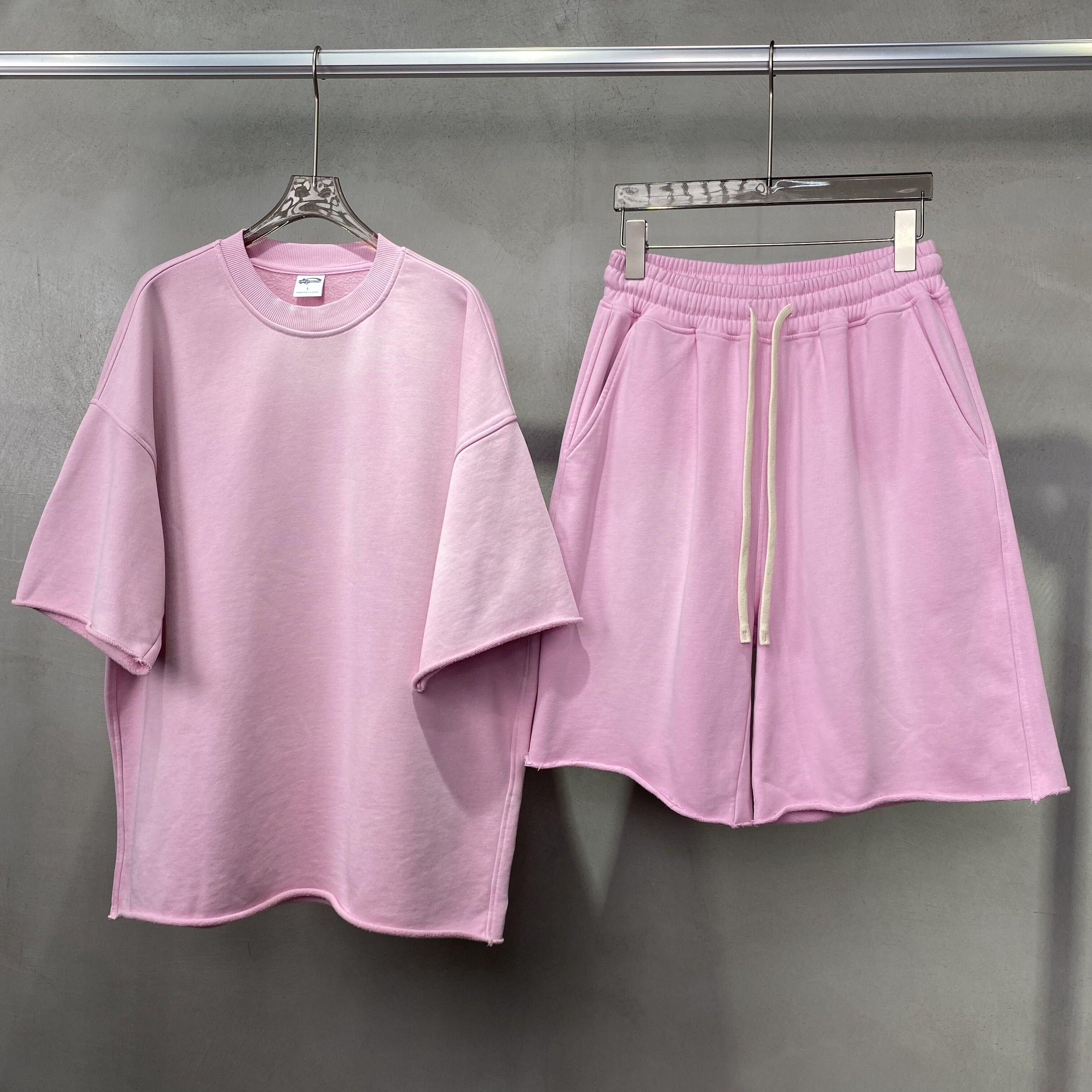 Un traje de camisa y pantalón corto (puedes comprarlos por separado. Por favor compra tanto de camisetas y pantalones cortos para el traje)