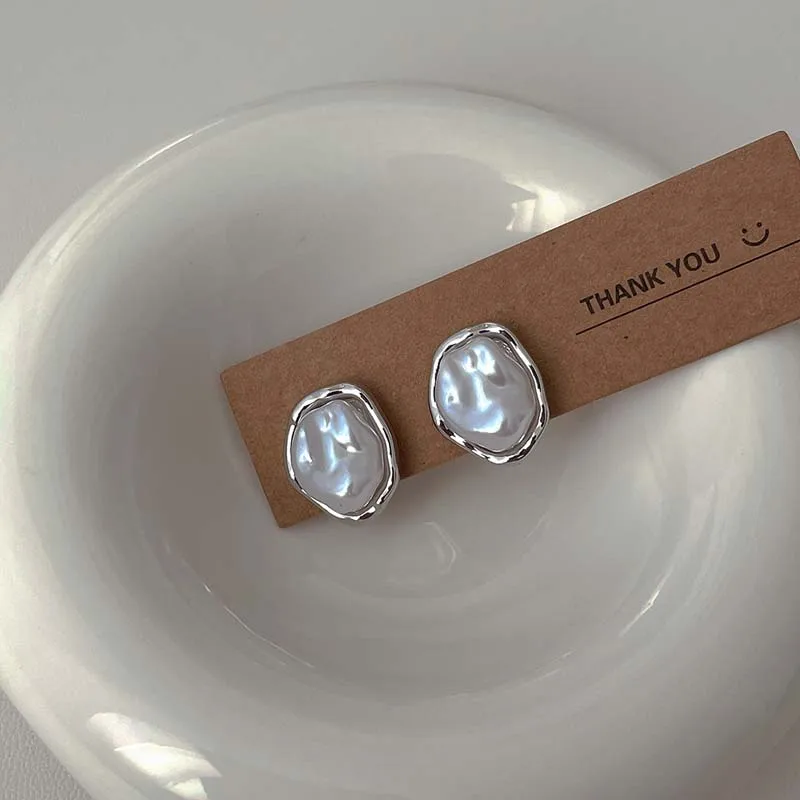 Pendientes geométricos irregulares redondos de perlas de Metal para mujer, pendientes con personalidad de estilo minimalista, regalo de joyería de moda 2025