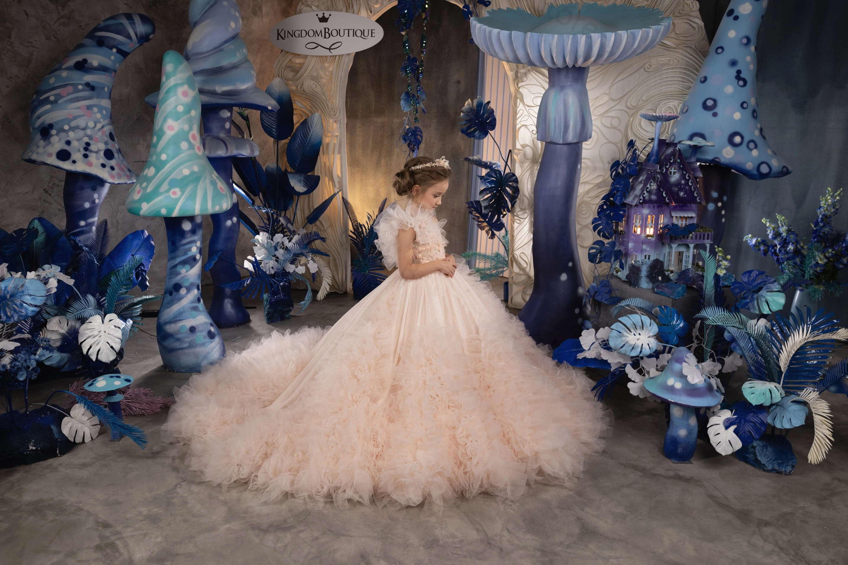 สีชมพูดอกไม้สาวชุดสําหรับงานแต่งงาน Puffy Sequins Applique ฉัตรแขนกุดเด็กวันเกิดชุดหรูหราชุดเจ้าหญิง
